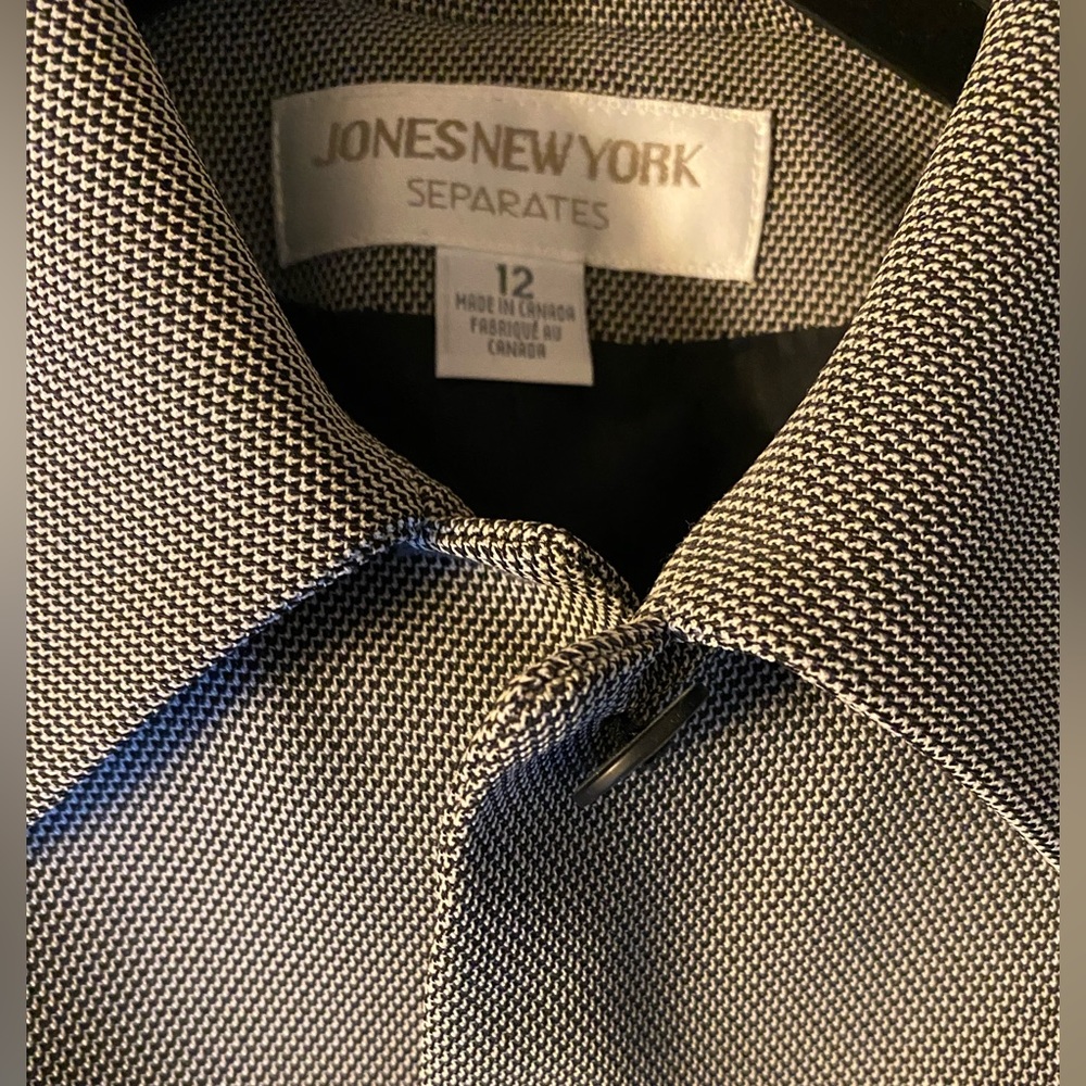 Women’s Jones of New York Skirt Suit. Size 12 micro honeycomb pattern. NWOT